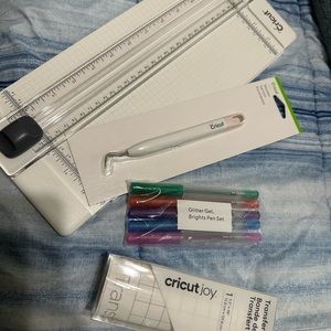 Set of 4Cricut items.Glitter pen, cutting board, transfer tape and weeder tool.